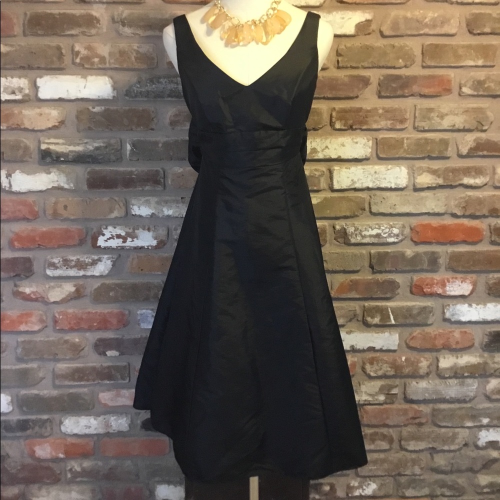 DAVID’S BRIDAL sleeveless cocktail V-neck dress